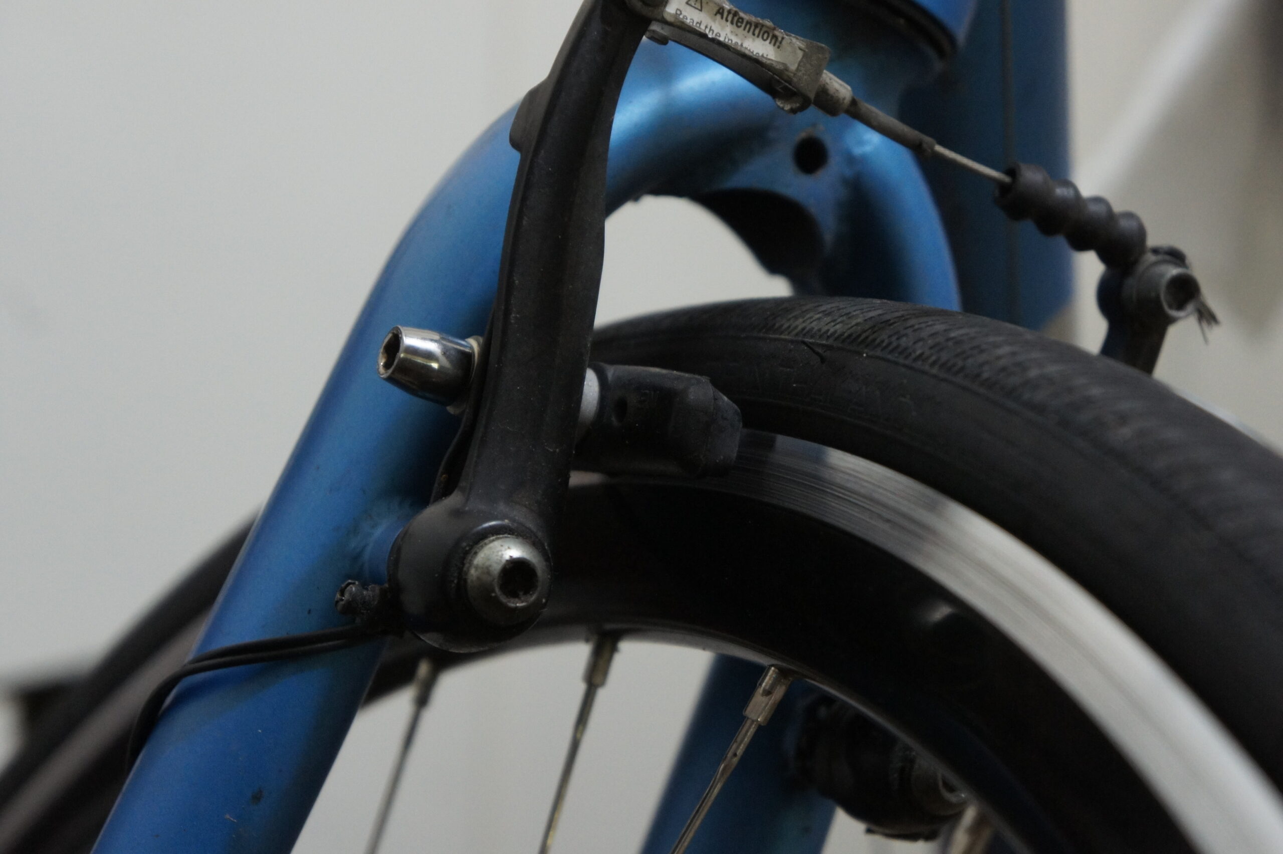 前輪リム曲がり、前後カゴ無し、リアブレーキ不調、リアタイヤ新、鍵有、引き取り望。 前輪リム曲がり、前後カゴ無し、リアブレーキ不調、リアタイヤ新